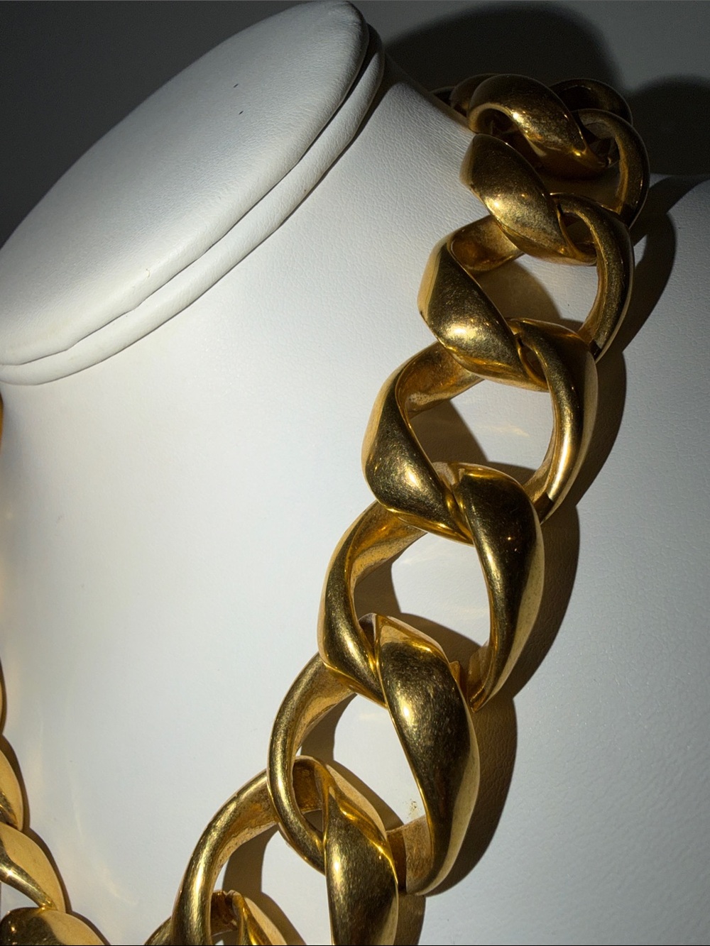 Heavy goldtone statement link necklace - Picture 7 of 12